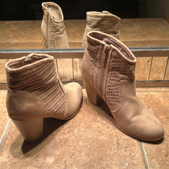 NWT Tan Faux Suede Booties - Picture 3 of 9